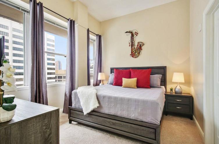 Amazing Condos Beautiful View 2 Blocks To French Quarter, Small Rooftop Pool, Gym, Seanger Theater, Super Dome, And Bourbon St New Orleans Buitenkant foto