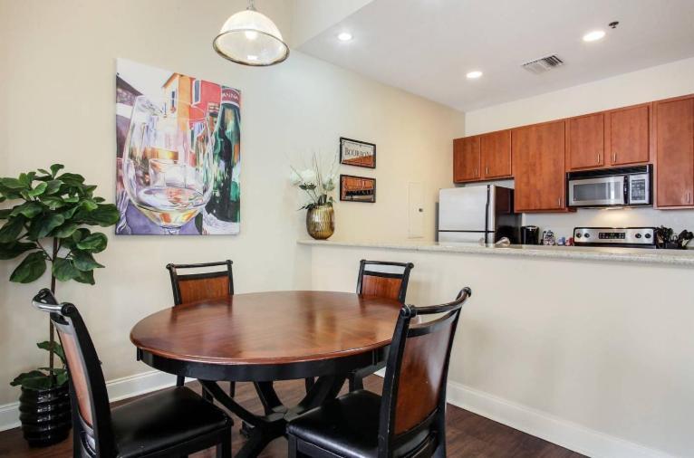 Amazing Condos Beautiful View 2 Blocks To French Quarter, Small Rooftop Pool, Gym, Seanger Theater, Super Dome, And Bourbon St New Orleans Kamer foto