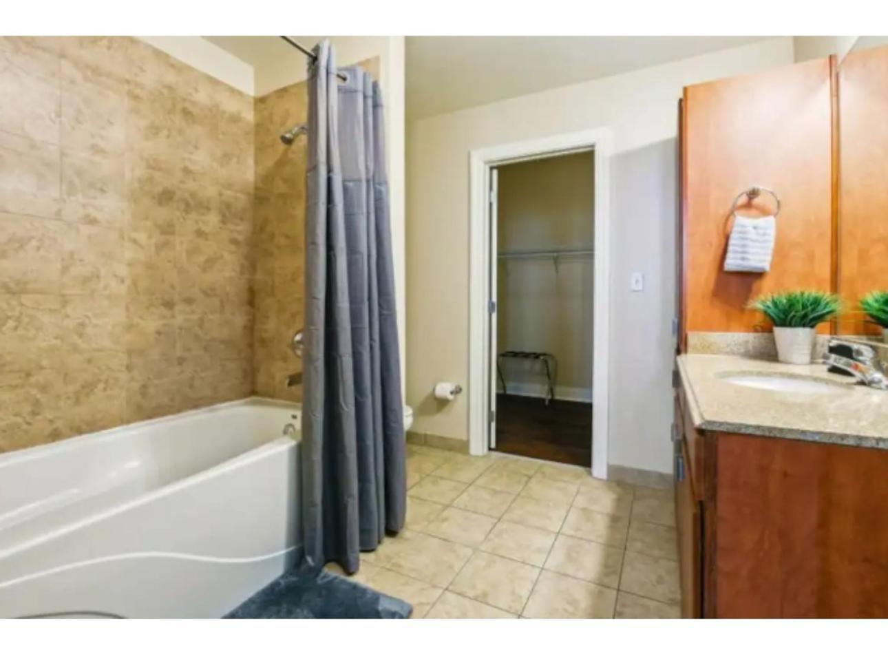 Amazing Condos Beautiful View 2 Blocks To French Quarter, Small Rooftop Pool, Gym, Seanger Theater, Super Dome, And Bourbon St New Orleans Kamer foto